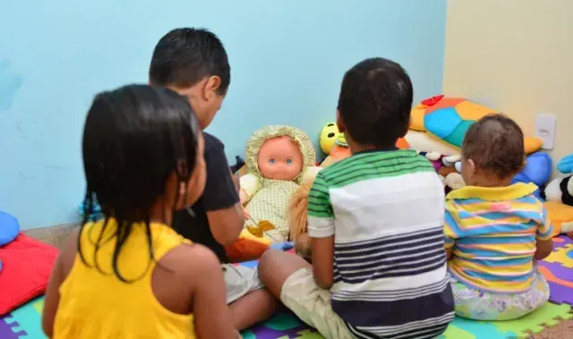 Crianças a brincar em conjunto